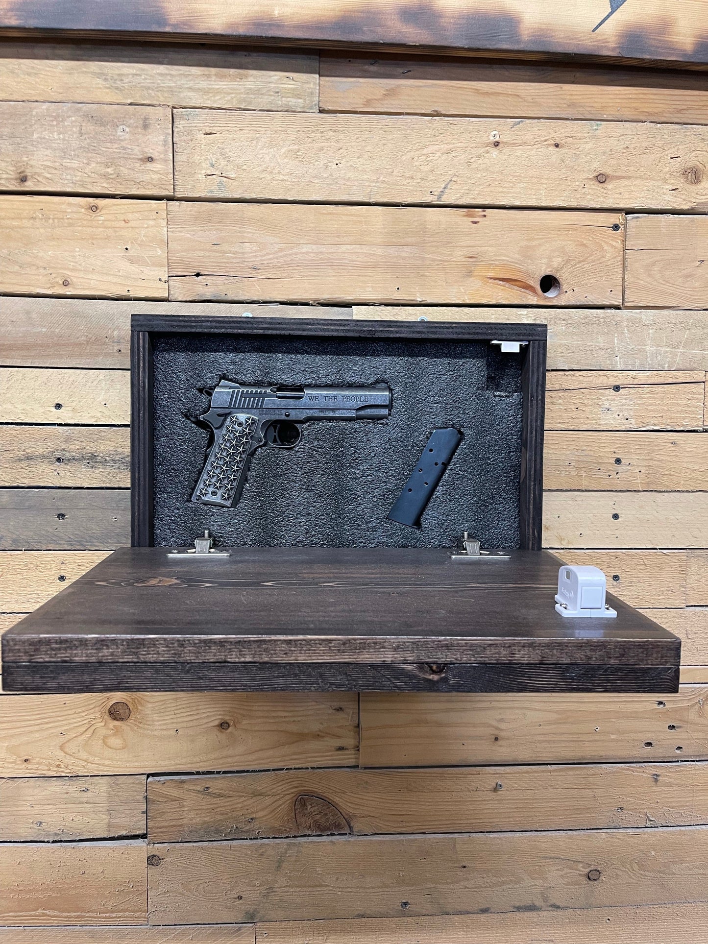 Mountain hidden gun decor