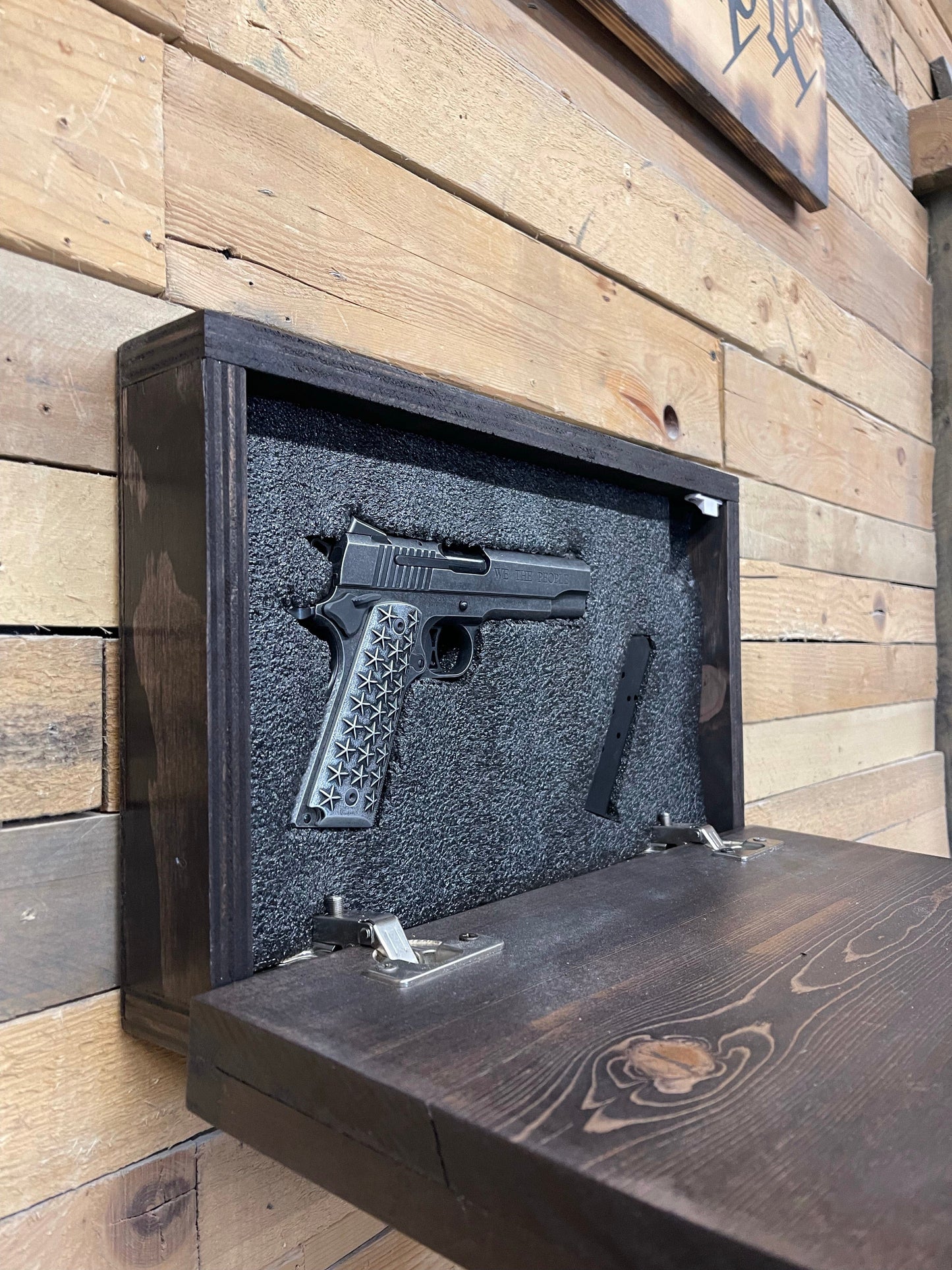 Mountain hidden gun decor